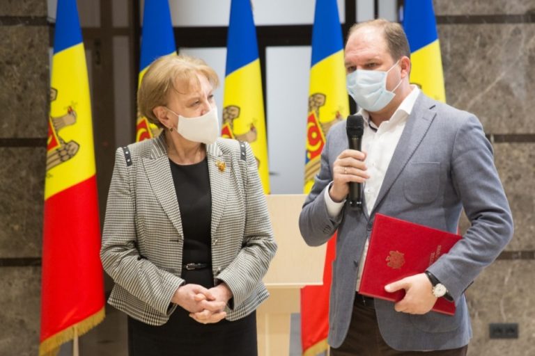 Гречаный вручила Иону Чебану «Диплом парламента первой степени»
