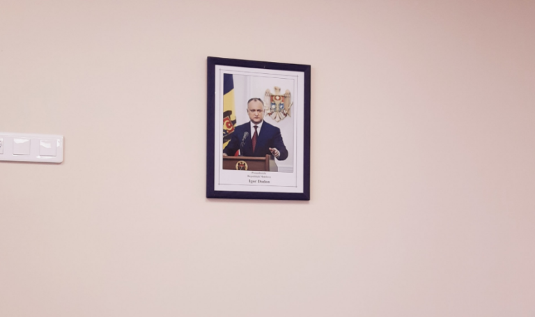 (ФОТО) Фотография Додона все еще висит в кабинете парламентского комитета