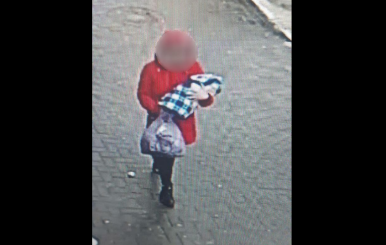 Задержана женщина, оставившая ребенка в подъезде многоквартирного дома в столице