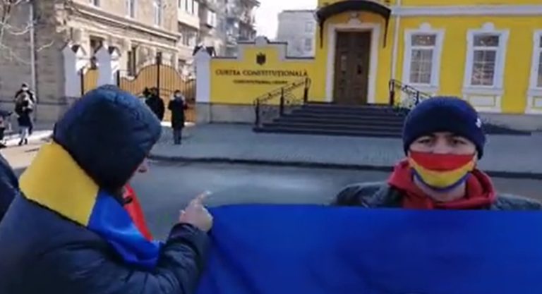 (ВИДЕО) Перед зданием КС проходят протесты