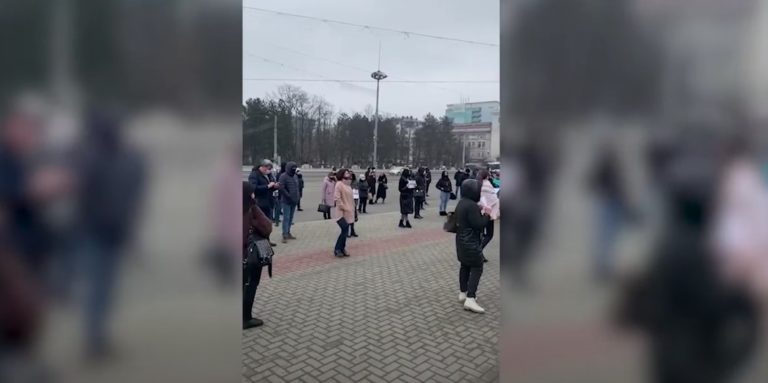 (ВИДЕО) «Хотим работать». Владельцы малых и средних предприятий протестуют у здания Правительства