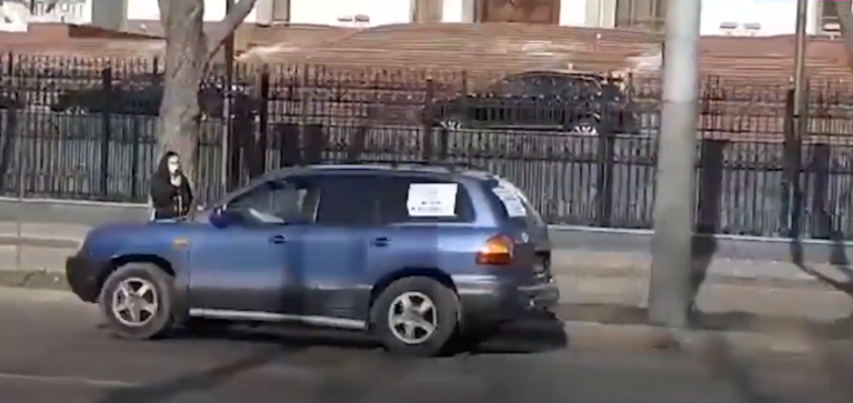 (ВИДЕО) Водители устроили протест перед зданием президентуры против повышения цен на топливо