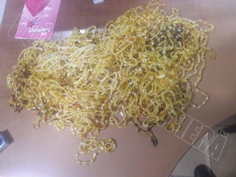 Мужчина из Комрата пытался ввезти в Турцию более 2 кг украшений из янтаря. Он выбрал необычный способ перевозки