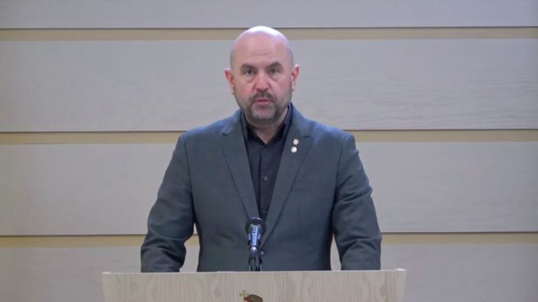 «Коммерческие центры работают»: Депутат PAS просит пересмотреть решение об ограничении работы рынков
