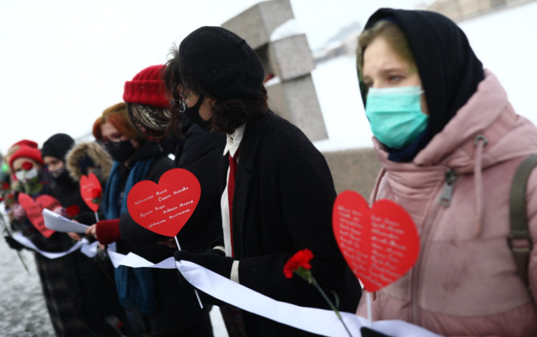 В Москве и Санкт-Петербурге активистки выстроились в «цепь солидарности» в поддержку Юлии Навальной и политзаключенных