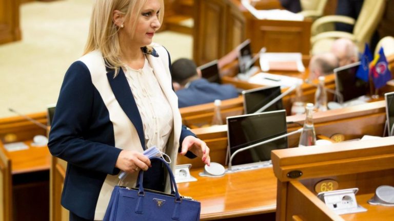 Депутат Виолета Иванов пришла в Парламент с сумкой за 2700 долларов