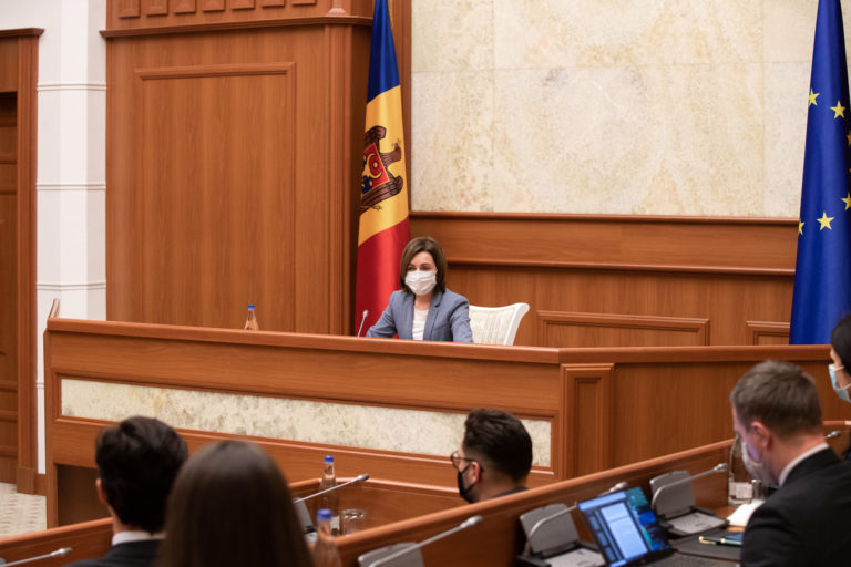 «Я полна решимости отстаивать интересы граждан». Президент начала консультации с гражданским обществом