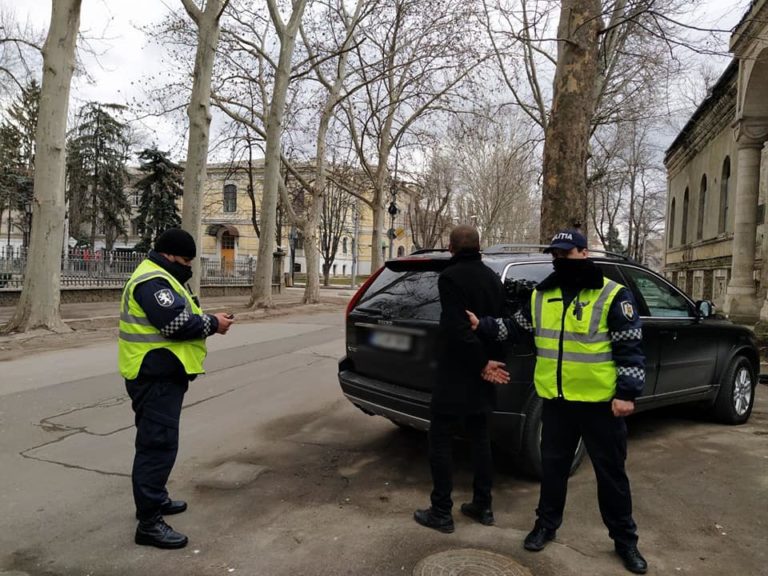 В столице патрульные инспекторы попросили водителя не ехать по тротуару. В ответ — он достал кухонный нож