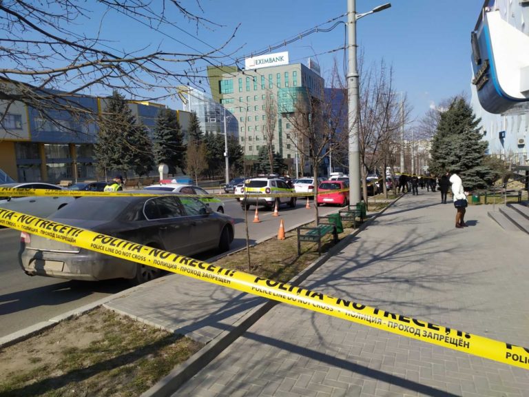 (ФОТО) Сообщение о бомбе в штаб-квартире Кишиневского суда сектора Буюкань: Из здания эвакуировали людей