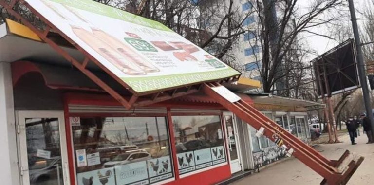 (ФОТО) В Кишиневе из-за сильного ветра падают деревья и рекламные щиты