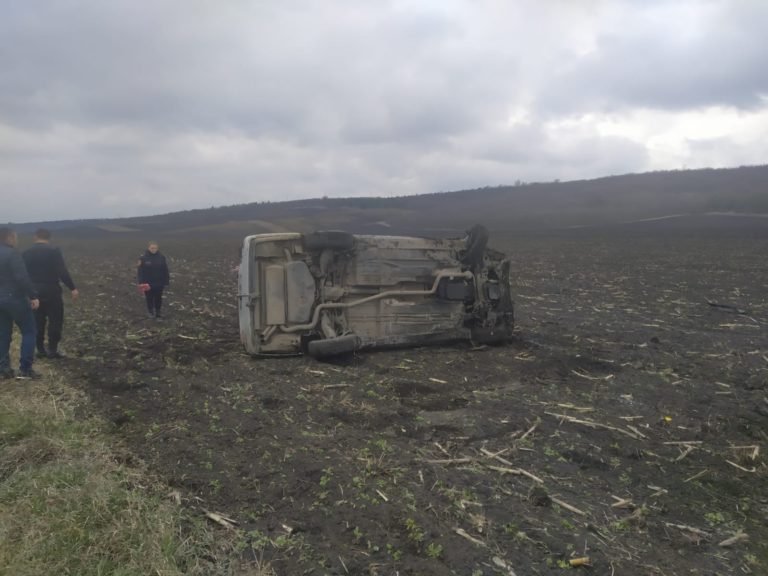 (ФОТО) На трассе Хынчешты-Чимишлия автомобиль съехал в поле. Водитель получил перелом