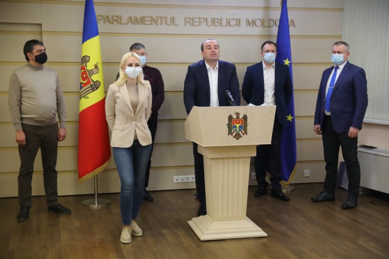 Партия «Шор» и «Pentru Moldova» не будут голосовать за снятие иммунитета с депутатов Уланова и Жардана. Аргументы прокурора их не убедили