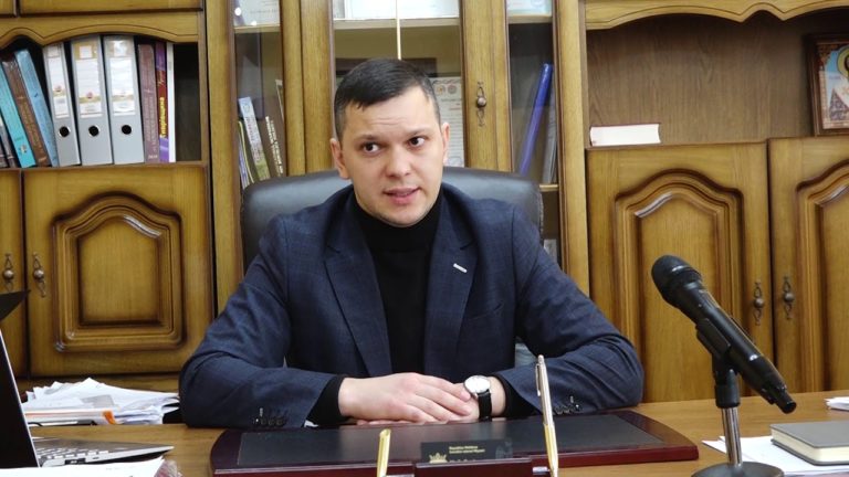 «Заключил договор аренды с самим собой». Депутат обвинил председателя Рышканского района в получении квартиры за госсчет, что ответил глава района