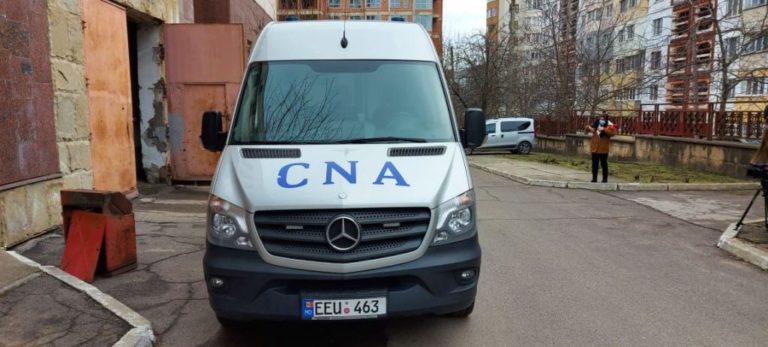 (ВИДЕО) В наручниках и в сопровождении офицеров НЦБК.  Денис Уланов доставлен в Кишиневский суд