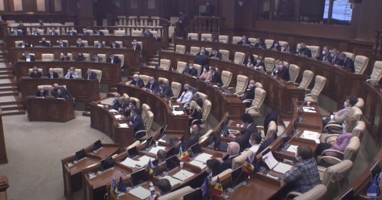 (ФОТО) Из изолятора в парламент. Уланов присутствовал на заседании парламента