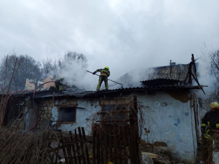 (Фото) Пожар в районе цирка в Кишиневе: полностью сгорел дом