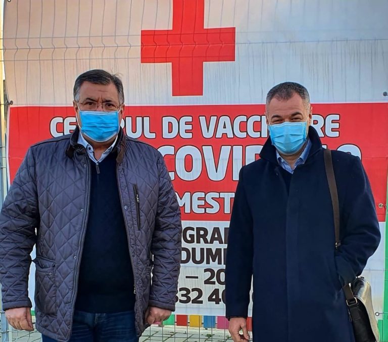 Депутаты Парламента РМ Юрий Реницэ и Октавиан Цыку сделали прививку от covid-19