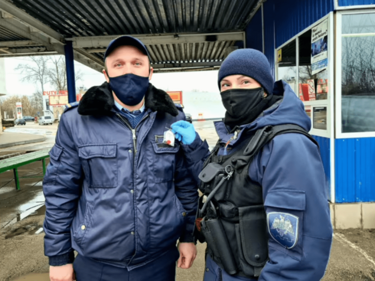 Сегодня с утра пограничники и полицейские дарят Мэрцишоры
