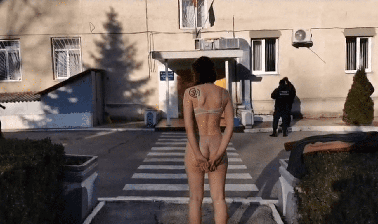 Голая девушка перед зданием пограничной полиции в аэропорту Кишинева. Что  она хочет этим сказать? - Nokta