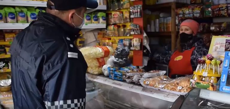 30 протоколов. Около 106 тысяч лей. Полиция провела рейды по выявлению продажи пластмассовых изделий