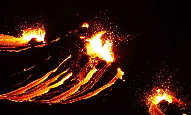В Исландии произошло извержение вулкана, который спал 900 лет