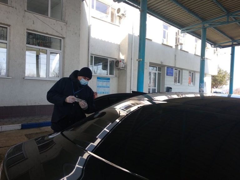 Соотечественник с двойным гражданством купил фальшивые права за 50 евро. На КПП Кагул его остановили, а документ изъяли