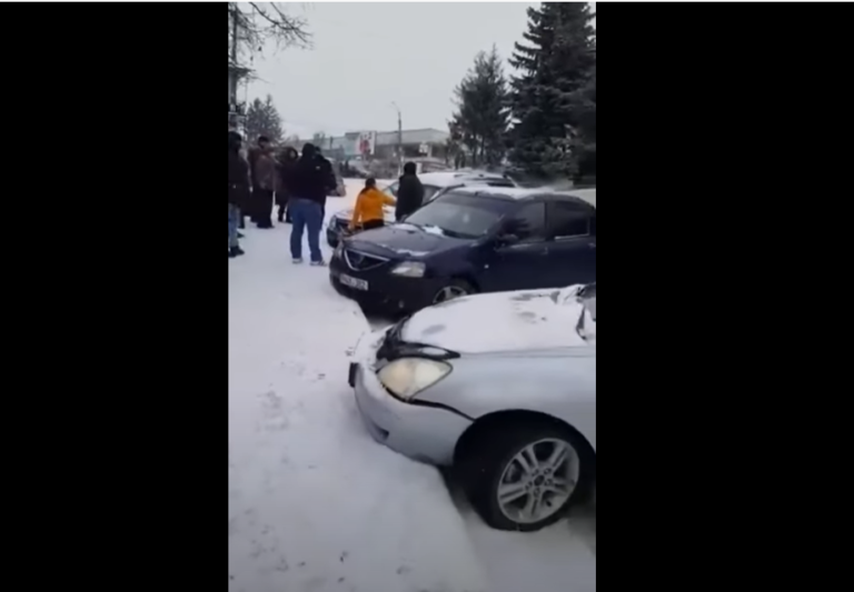 (Видео) В Кишиневе из-за непогоды столкнулись 10 автомобилей