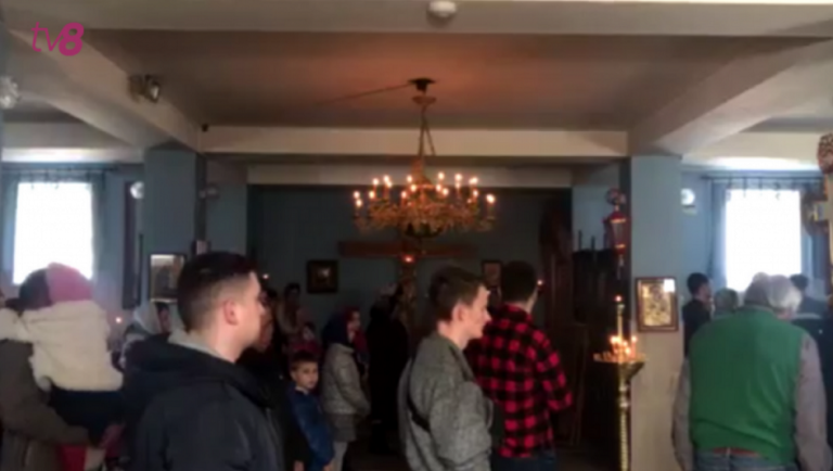 «Если я надену маску, я задохнусь». В столичной церкви прихожане не соблюдают эпидемиологических правил