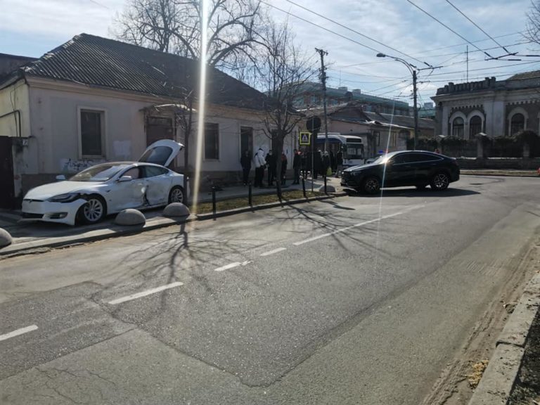 «Люксовое» ДТП в Кишиневе: Автомобиль Tesla Model S столкнулся с Mercedes-Benz GLE Coupe