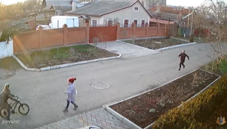 (Видео) Шокирующий случай в Тирасполе: мужчина хотел похитить двух маленьких детей