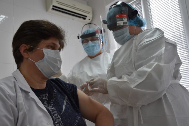10% населения в Молдове уже получили вакцину от коронавируса. Сколько побочных эффектов?