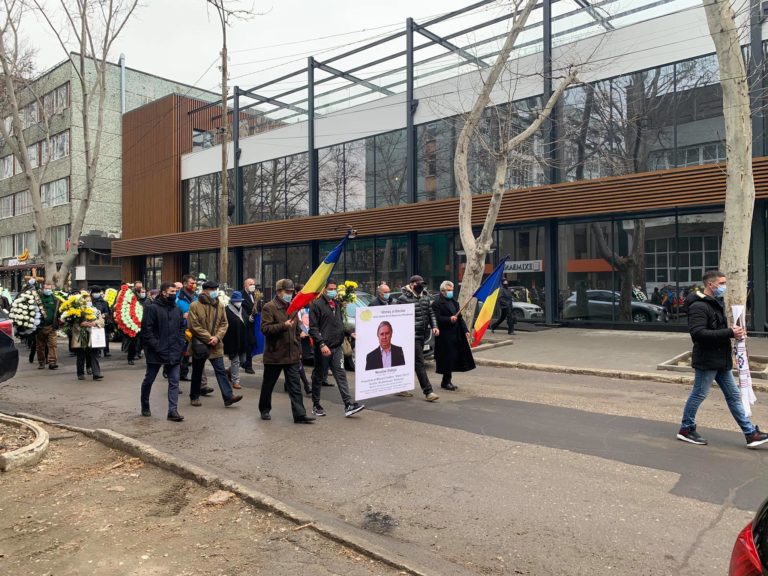 (LIVE) Писателя Николае Дабижу провожают в последний путь