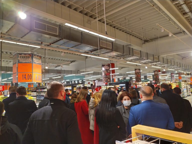 (ФОТО)  В Комрате состоялось открытие гипермаркета Kaufland, но только для «приоритетных лиц»