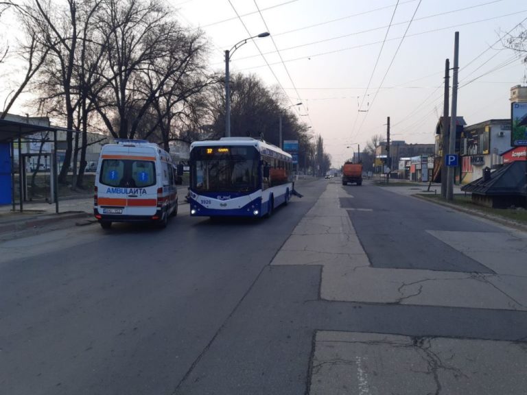 (Фото) В Кишиневе произошло ДТП с участием троллейбуса: есть пострадавшие