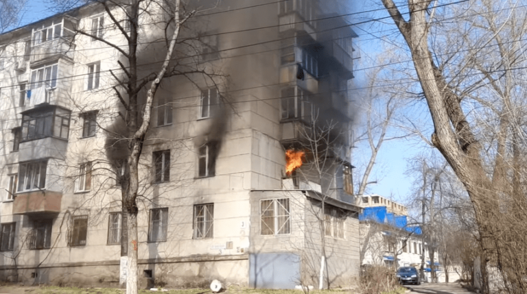 (ВИДЕО) В Кишиневе загорелась квартира в многоэтажном доме