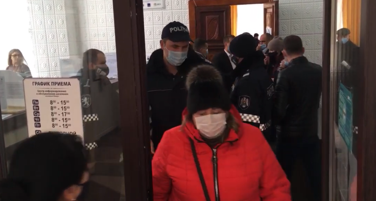 LIVE: Скандал в примарии Комрата. В здание пришла полиция
