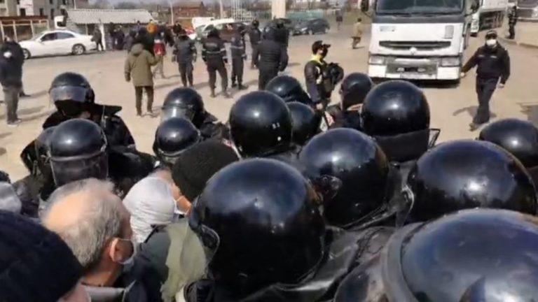 (ВИДЕО) Карабинеры заблокировали протестующих и позволили грузовикам с пшеницей проехать