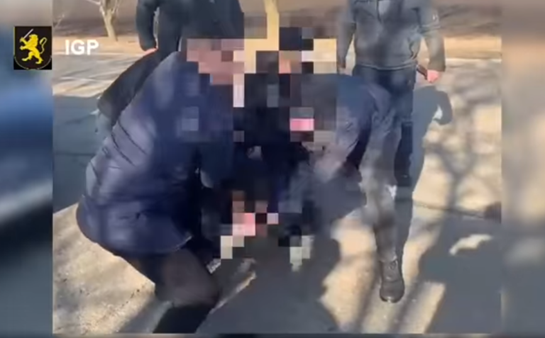 (ВИДЕО) Момент задержания мужчины, стрелявшего в двоих несовершеннолетних