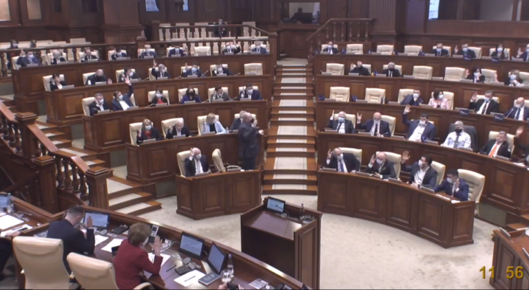 Парламентское большинство проголосовало за декларацию против роспуска парламента