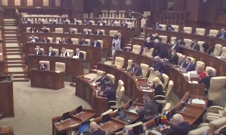 Монике Бабук в очередной раз не хватило кресла на заседании парламента