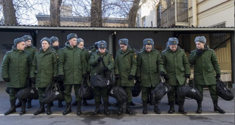 Военкомат Ленобласти предложил девушкам сдать контакты «бывших»