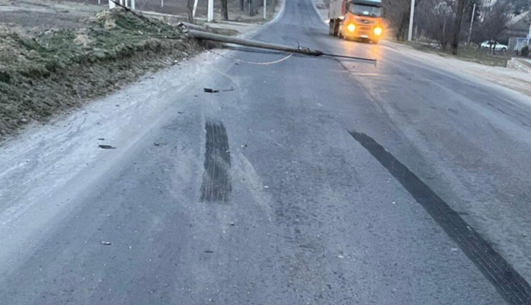 (ФОТО) Авария в Вулканештах: Большегруз сбил электрический столб
