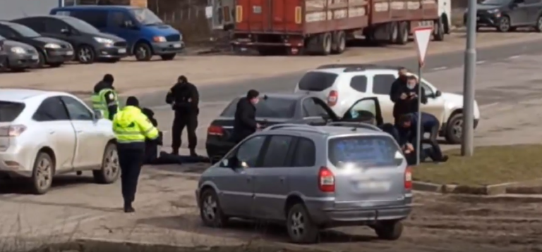 (ВИДЕО)Преступная группировка обокрала в Кишиневе дома на 2 млн леев. Троих задержала полиция