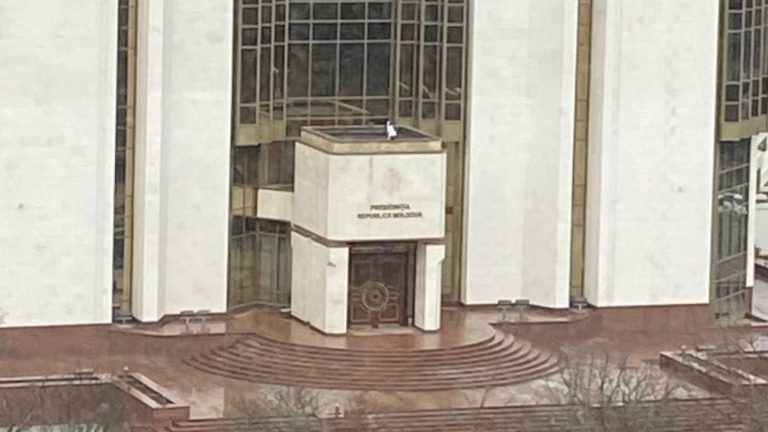 Со здания Администрации президента снят герб. В чем причина