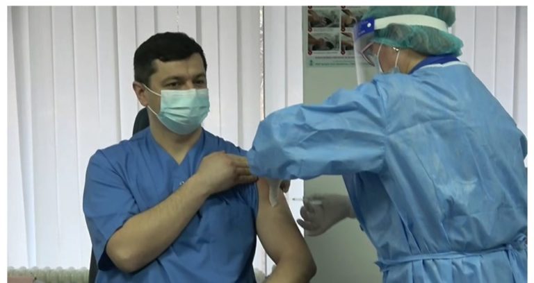 Более 2000 медицинских работников прошли вакцинацию за первые два дня