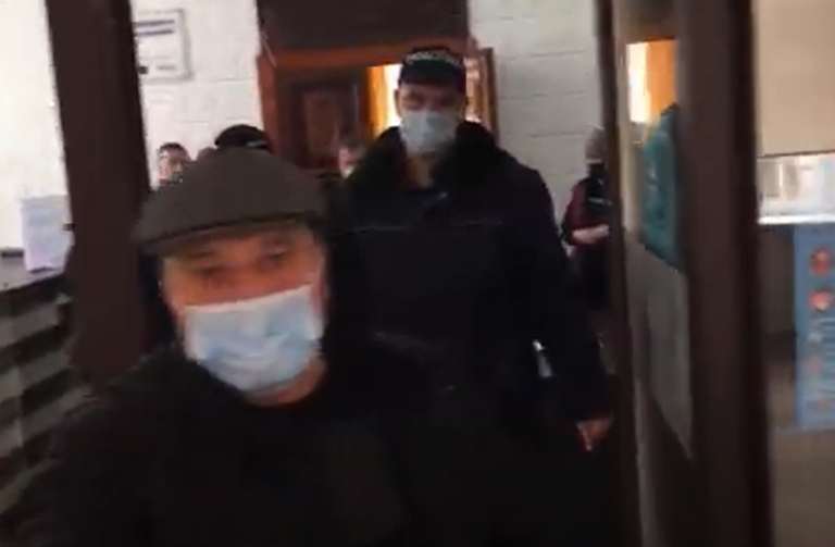 (ВИДЕО) Глава мунсовета Комрата Георгий Златов в прямом эфире выкинул технику nokta.md