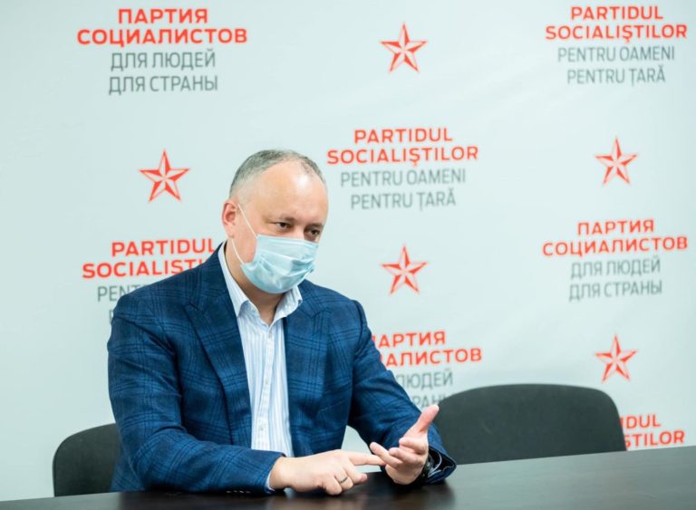 Додон: «Санду должна была сесть в самолет и полететь по миру, чтобы просить вакцину»