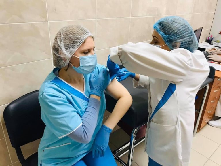 Какие вакцины поступили в Молдову и сколько доз уже ввели людям?