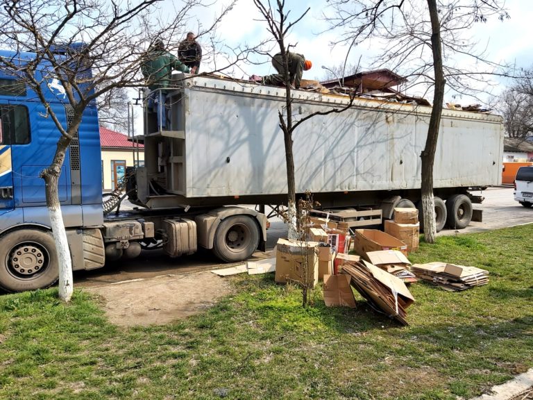 (Фото) Шесть лицеев Чадыр-Лунгского района получили за макулатуру более 45 000 тысяч леев
