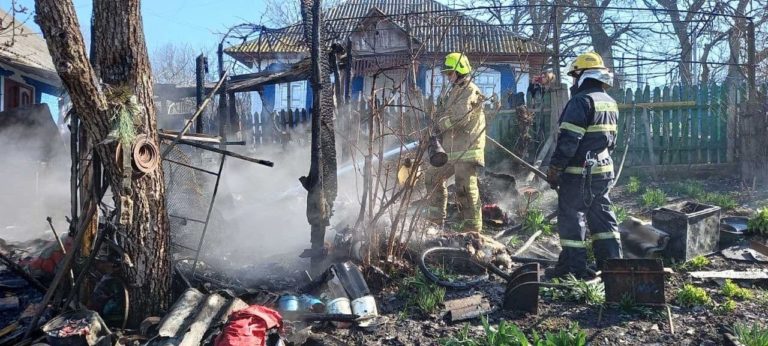 Дом в Сорокском районе чуть не взлетел на воздух. Рядом горело помещение с газовыми баллонами